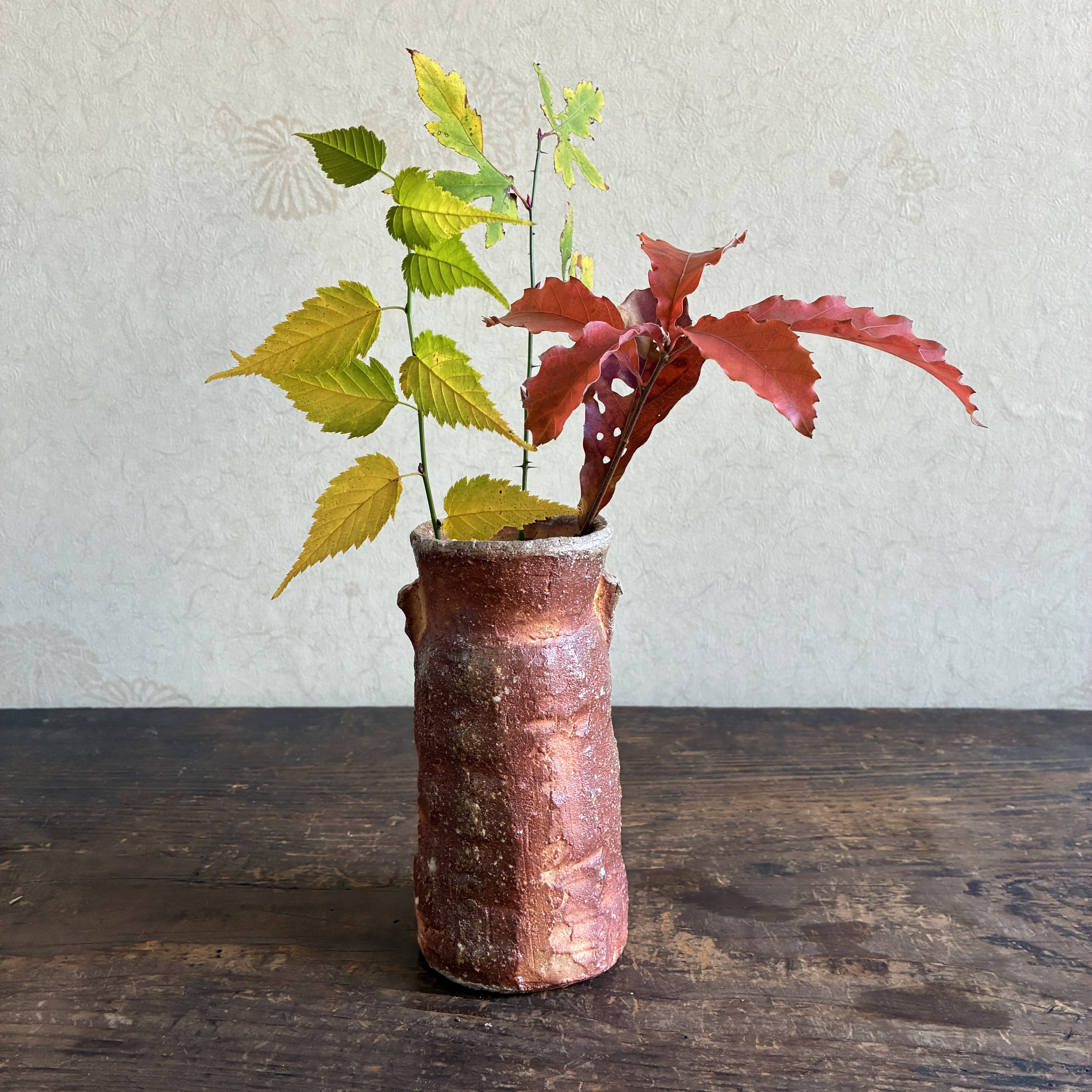 緋色 筒形花入｜穴窯焼成・焼締｜古信楽白荒土｜耳付き花瓶