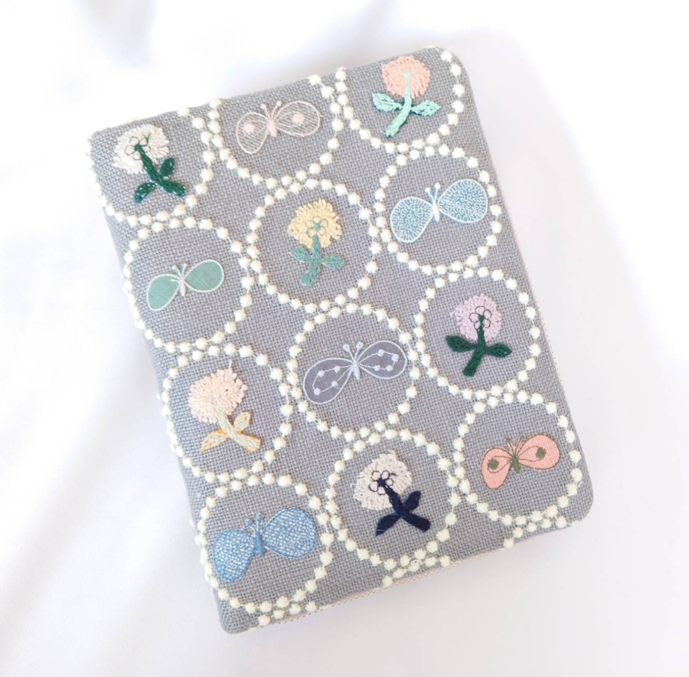 【ケース・サイズ選択】刺繍15こ・グレー タンバリン ブックカバー マルチケース ミナペルホネン choucho 11,840円