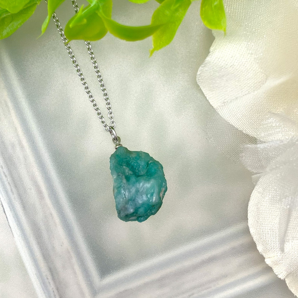 5月の誕生石 大きなエメラルド（原石）のペンダント【P0256Bem】