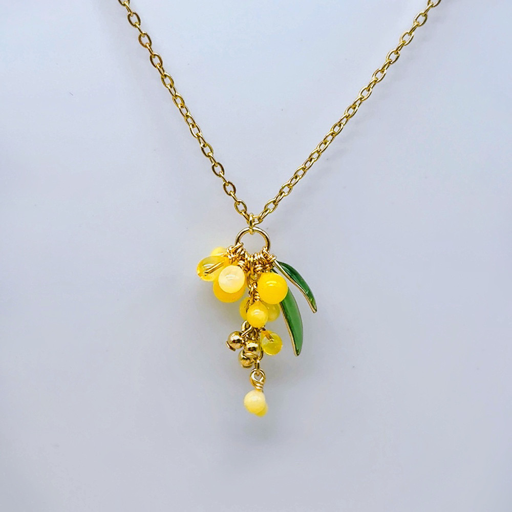 ミモザの華奢な揺れるネックレス（橙蜜）花 ワイヤー×レジン