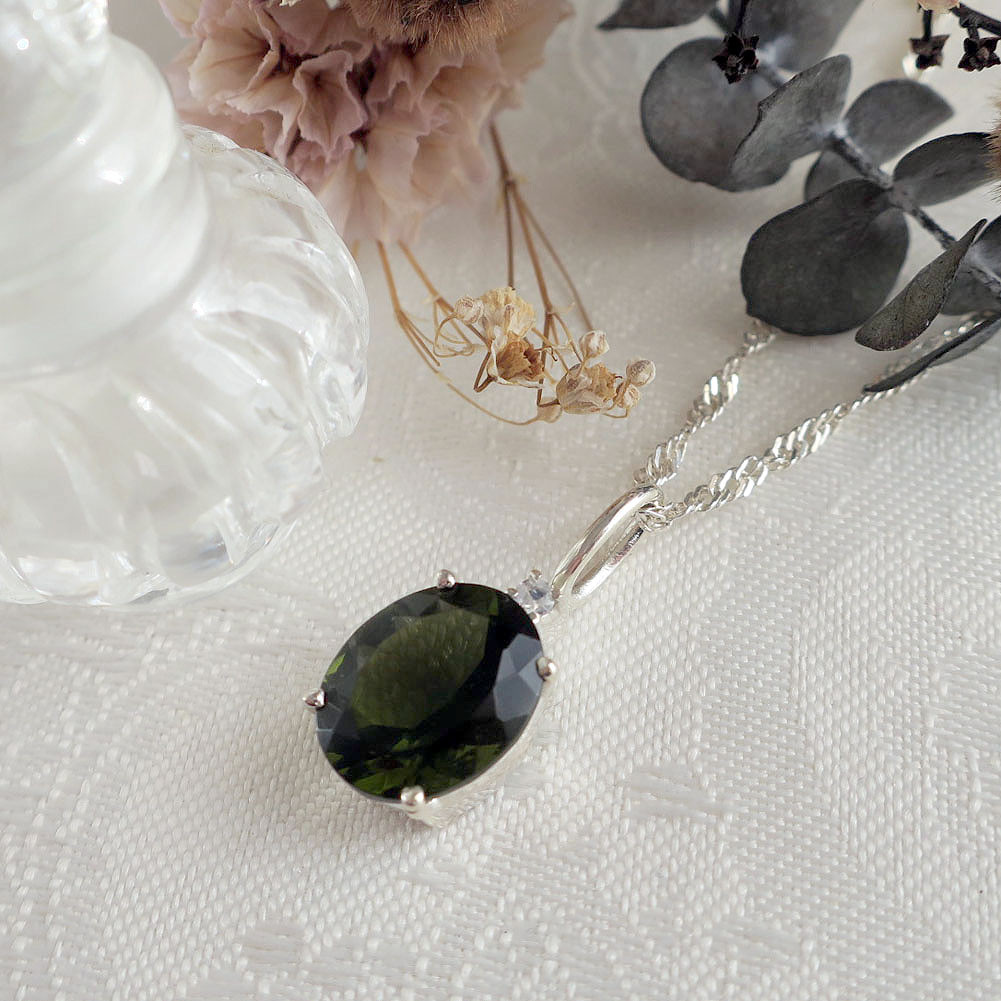 新作2026＊モルダバイト＋ムーンストーン シルバー 隕石 ペンダント｜エレガント・グリーン・爪留め｜ご褒美・ギフト