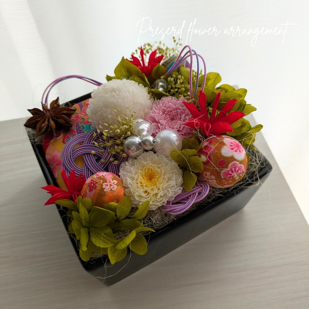 気品あふれる和モダン 漆黒のスクエア器と紫の水引アレンジメント 母の日や古希・喜寿のお祝い・特別な日のギフトや店舗装飾に