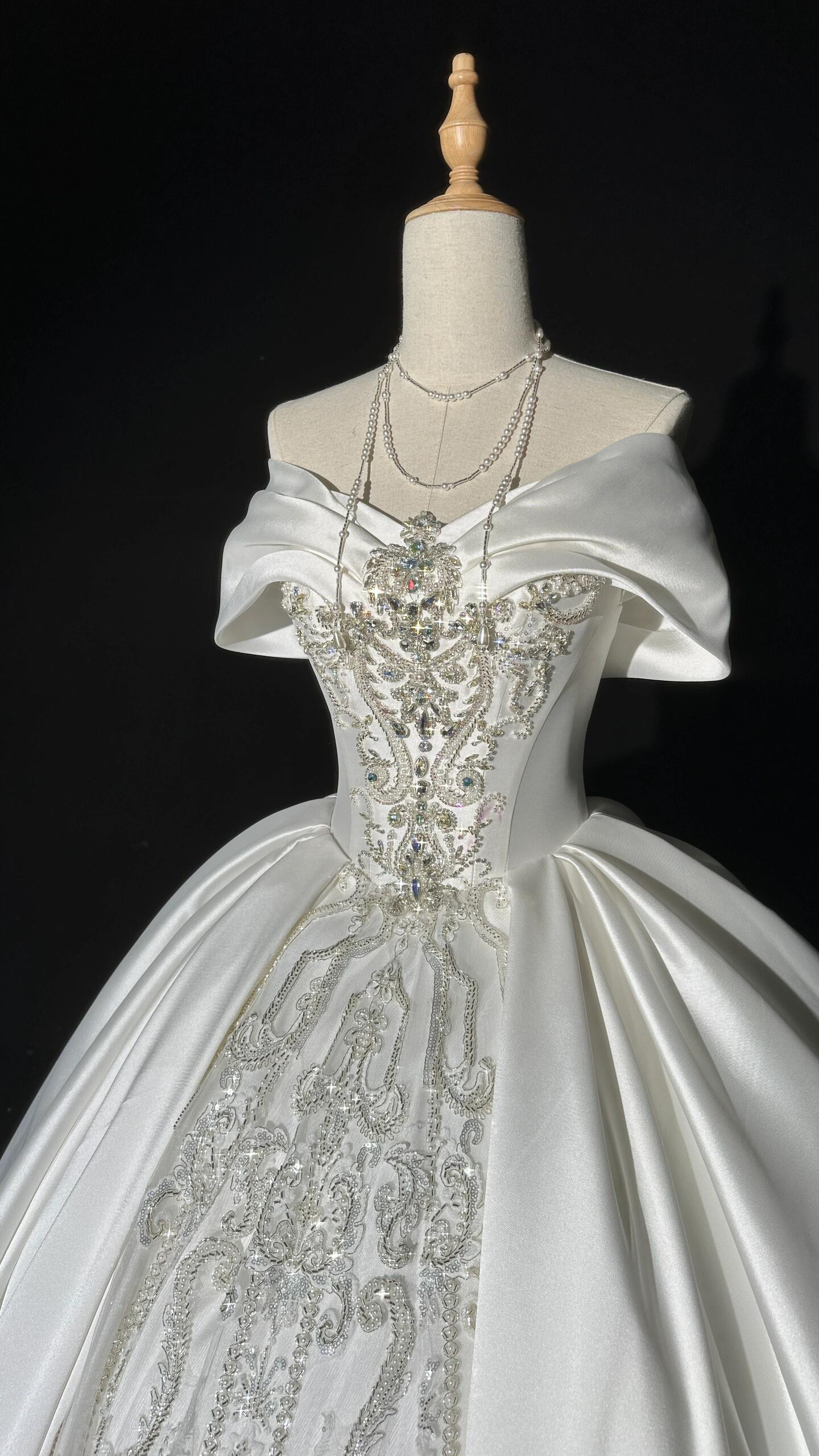 豪華なウェディングドレス 高級レース キラキラ オフショルダー 光沢