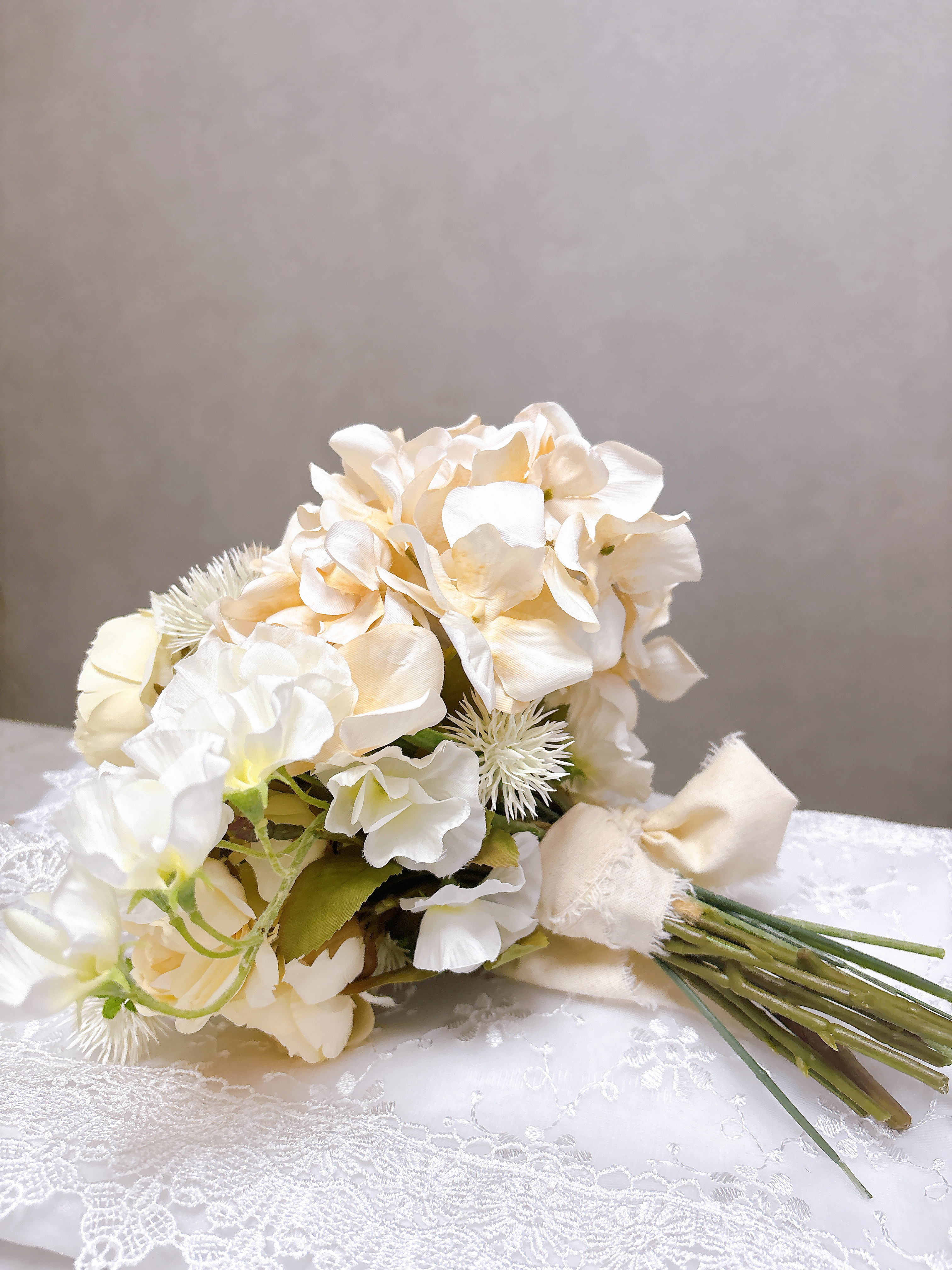 送料無料　明るいベージュホワイトのブーケ　ウエディングや七五三やプレゼントに　アーティフィシャルフラワー