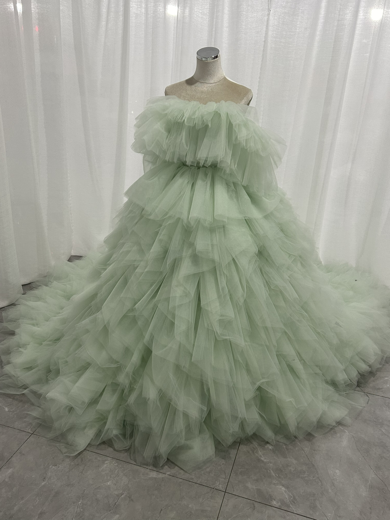 人気上昇！カラードレス ミントグリーン オフショルダー 柔らかく重ねたチュールスカート 華やかなトレーン 花嫁