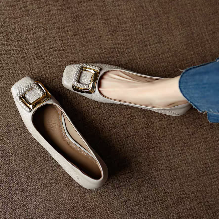 マットな質感が新鮮なバックルモチーフパンプス！ スクエアバックル パンプス トラッド感 3cmのヒール ローヒール 本革