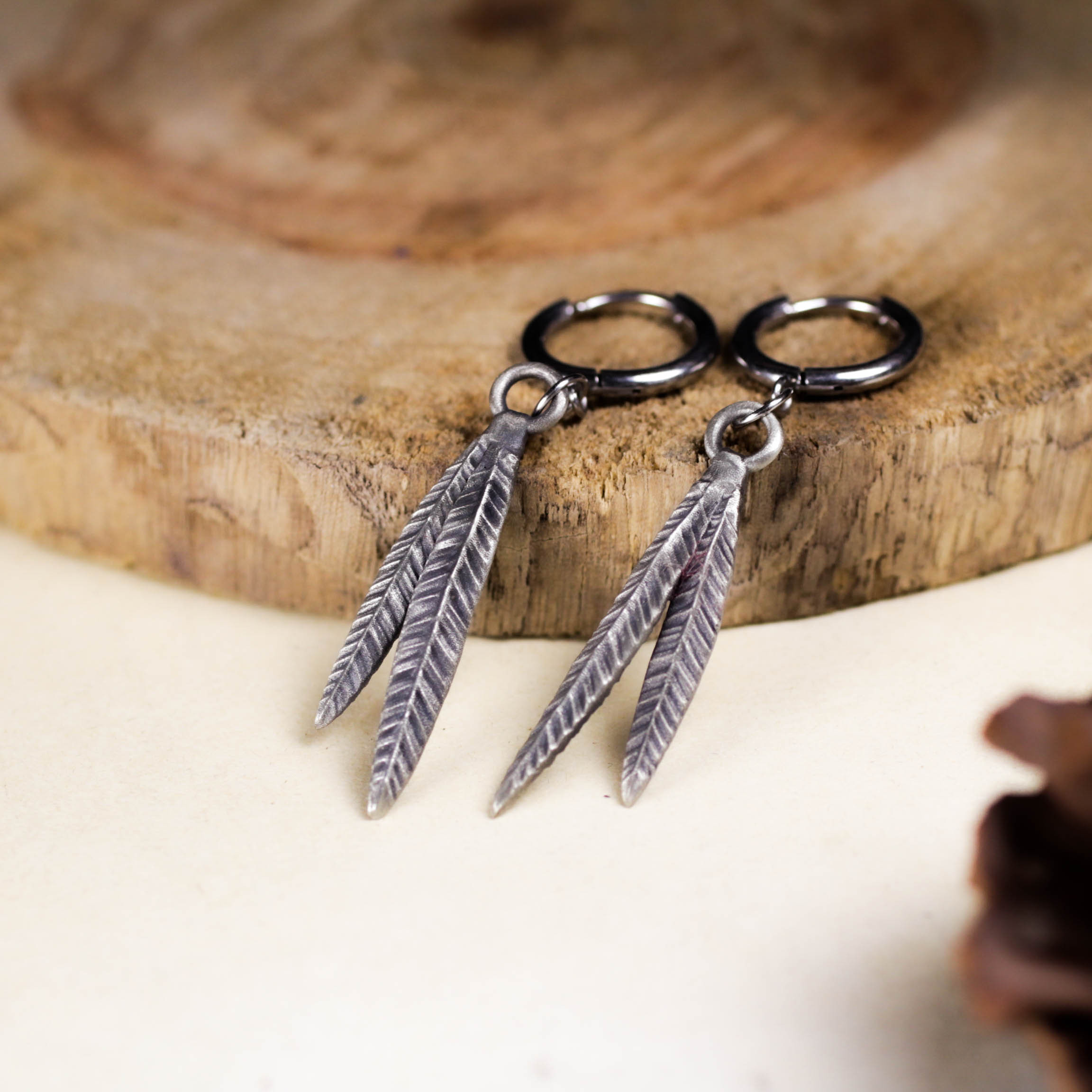 ハンドメイドのフェザーダングルイヤリング - シルバートーンの自然からインスピレーションを得たボヘミアンジュエリー、軽量