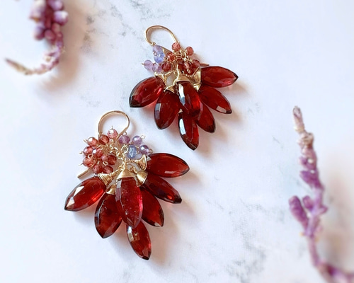 天然石☆①ジューシーピースフラワーカービングのピアス・ブレスレット