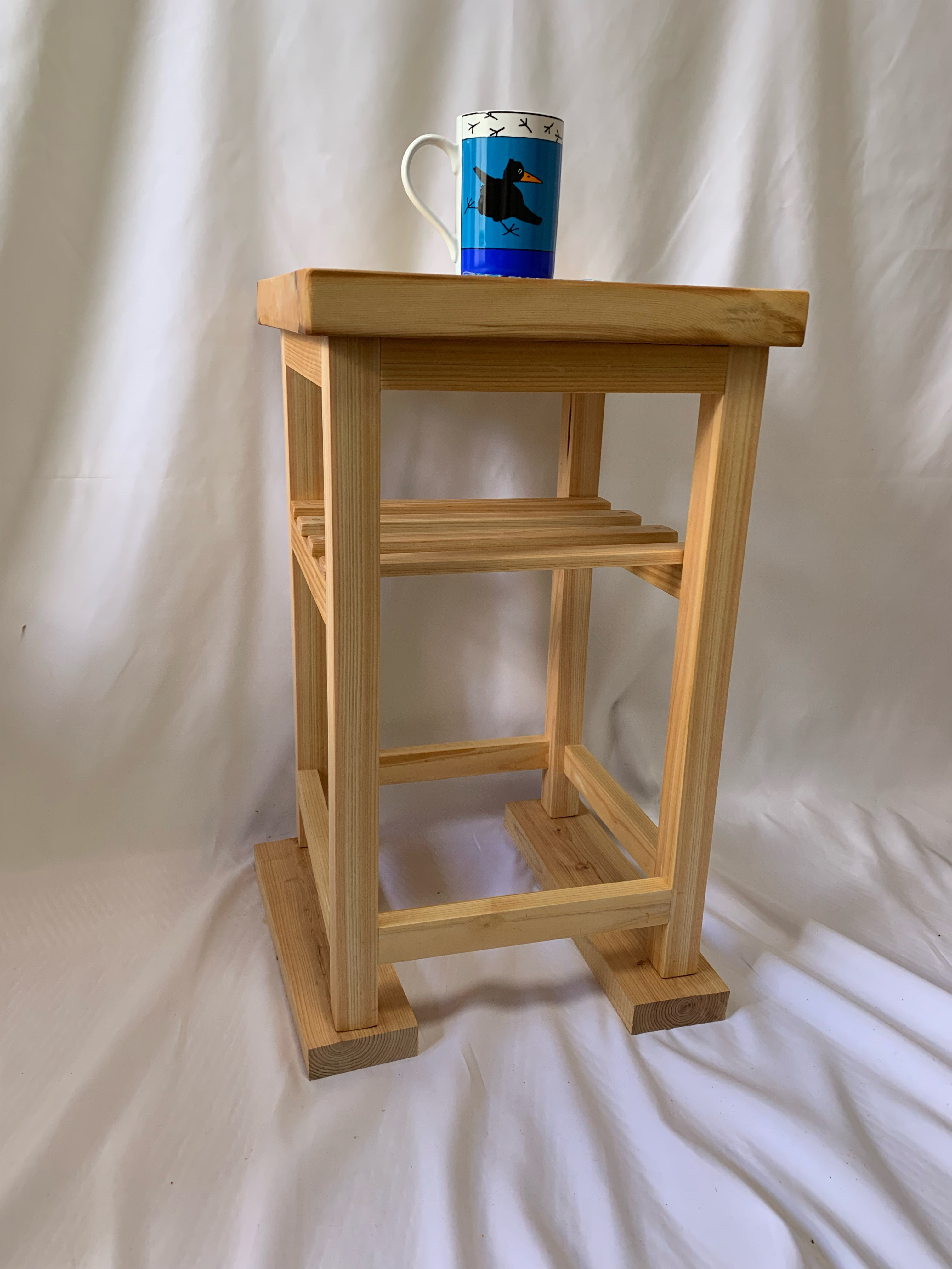 ［好評に付き再販］ひのき無垢材を使って手造りしたナイトテーブル、サイドテーブル、飾り台