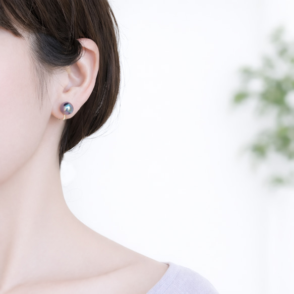 碩大、光澤亮麗的孔雀貝殼珍珠耳環（10毫米）和醫用級不銹鋼耳環 - 黑燕尾 第3張的照片