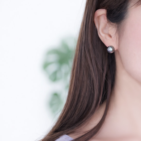 碩大、光澤亮麗的孔雀貝殼珍珠耳環（10毫米）和醫用級不銹鋼耳環 - 黑燕尾 第5張的照片