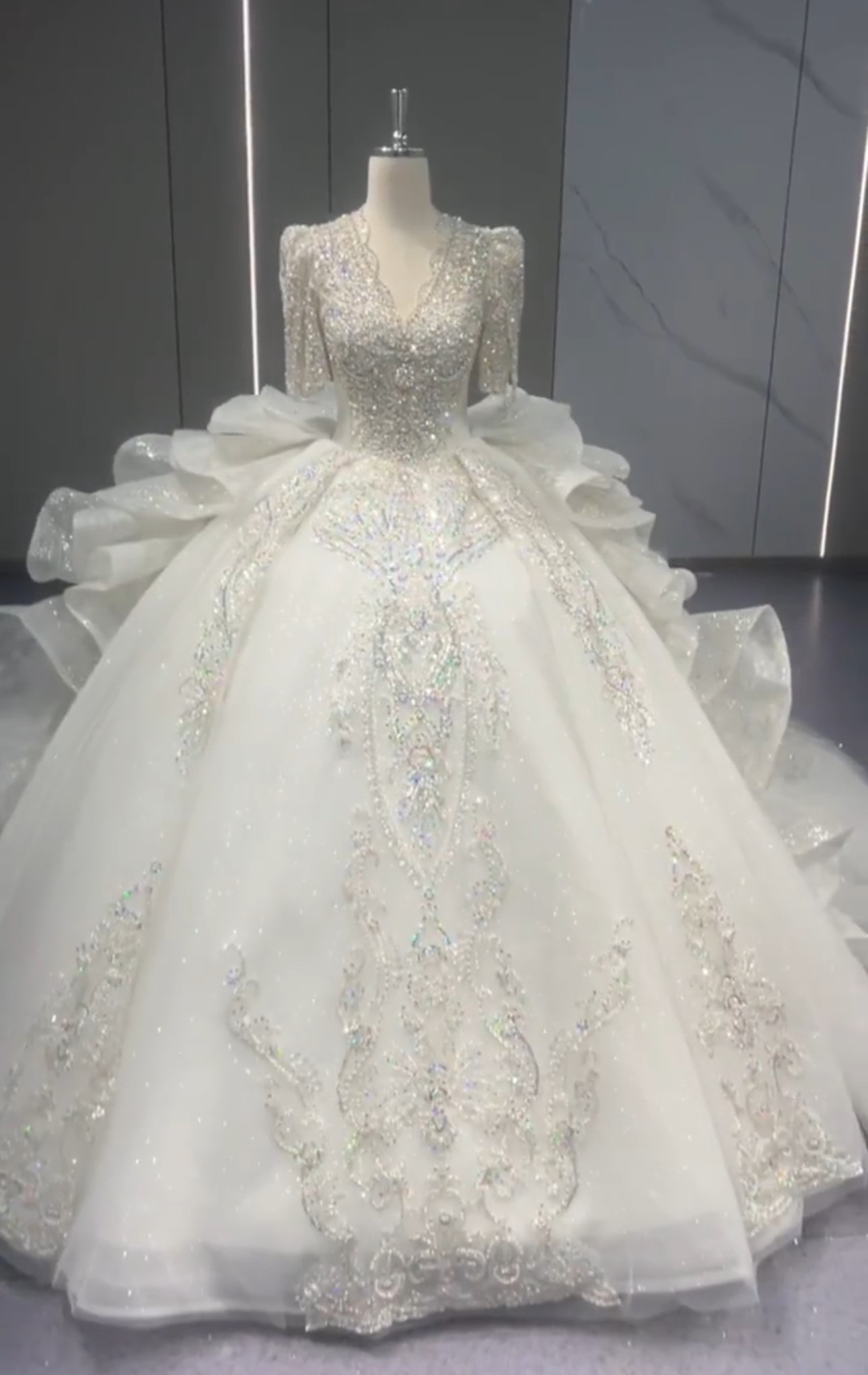 買わないと損　半袖　vネック　韓国風　ストーン　憧れ　高品質ウェディングドレス　ラッフルスカート　ギャザー　トレーン挙式