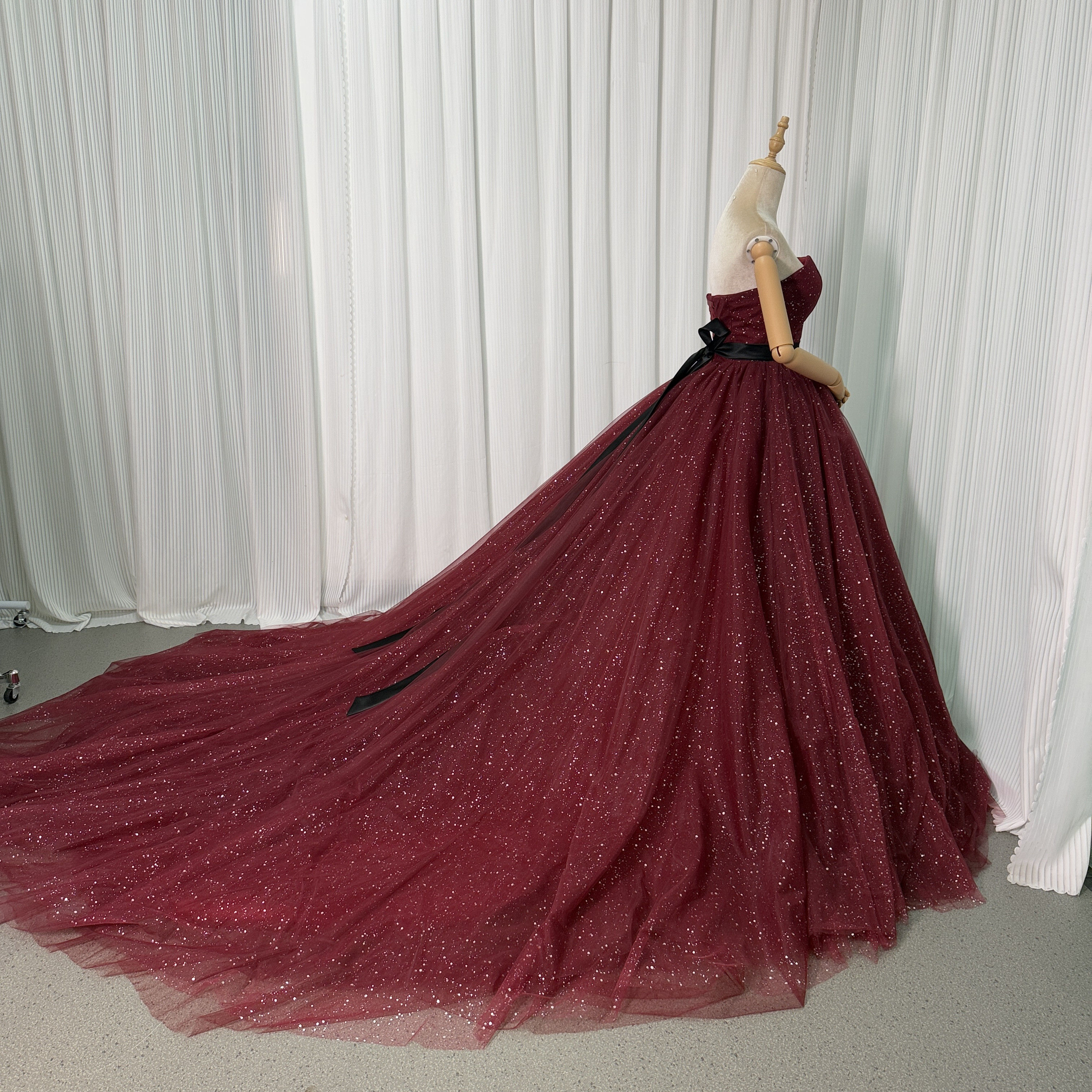 送料無料！カラードレス ワインレッド  ビスチェタイプ キラキラグリッターチュール サッシュベルト ロングトレーン エレ