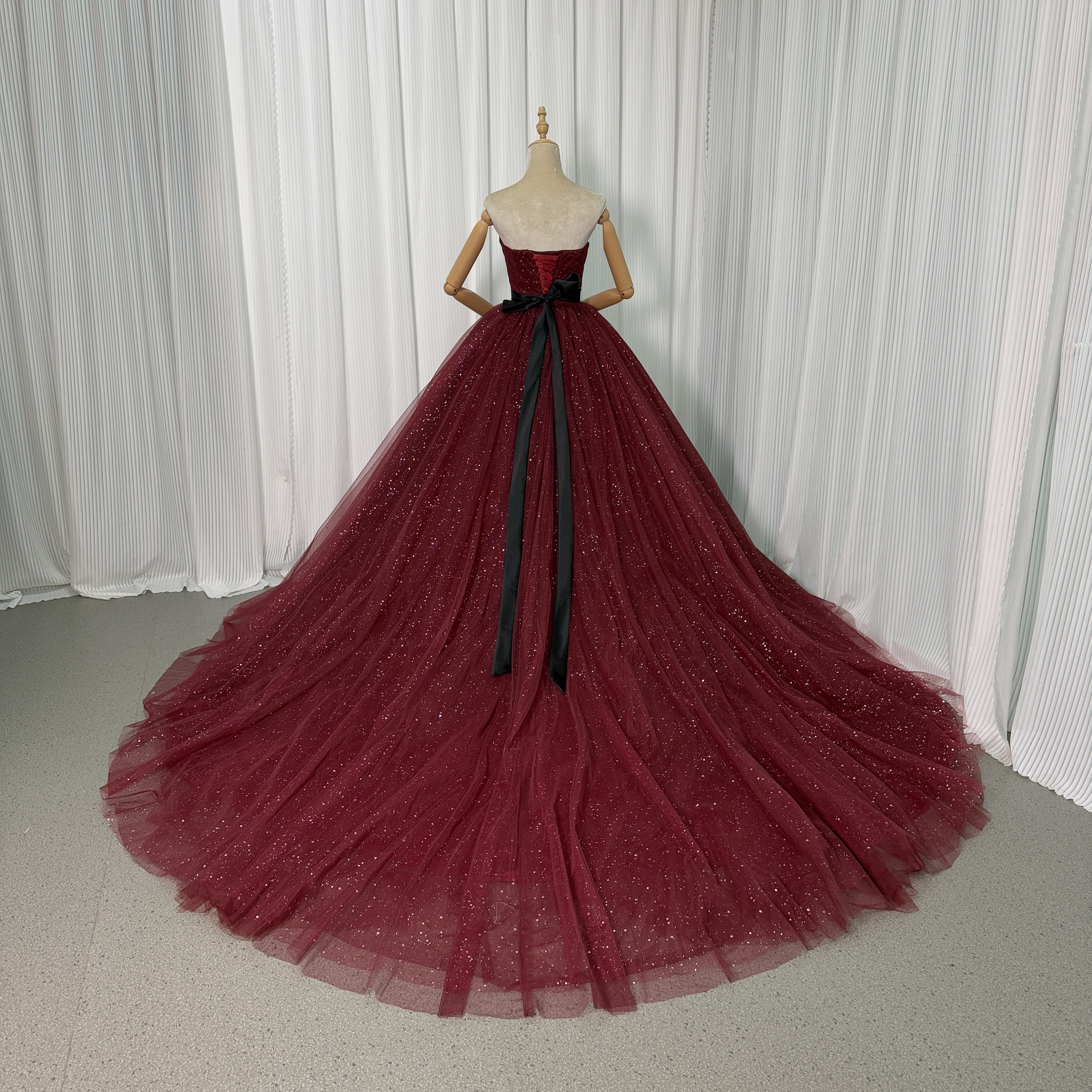 送料無料！カラードレス ワインレッド  ビスチェタイプ キラキラグリッターチュール サッシュベルト ロングトレーン エレ