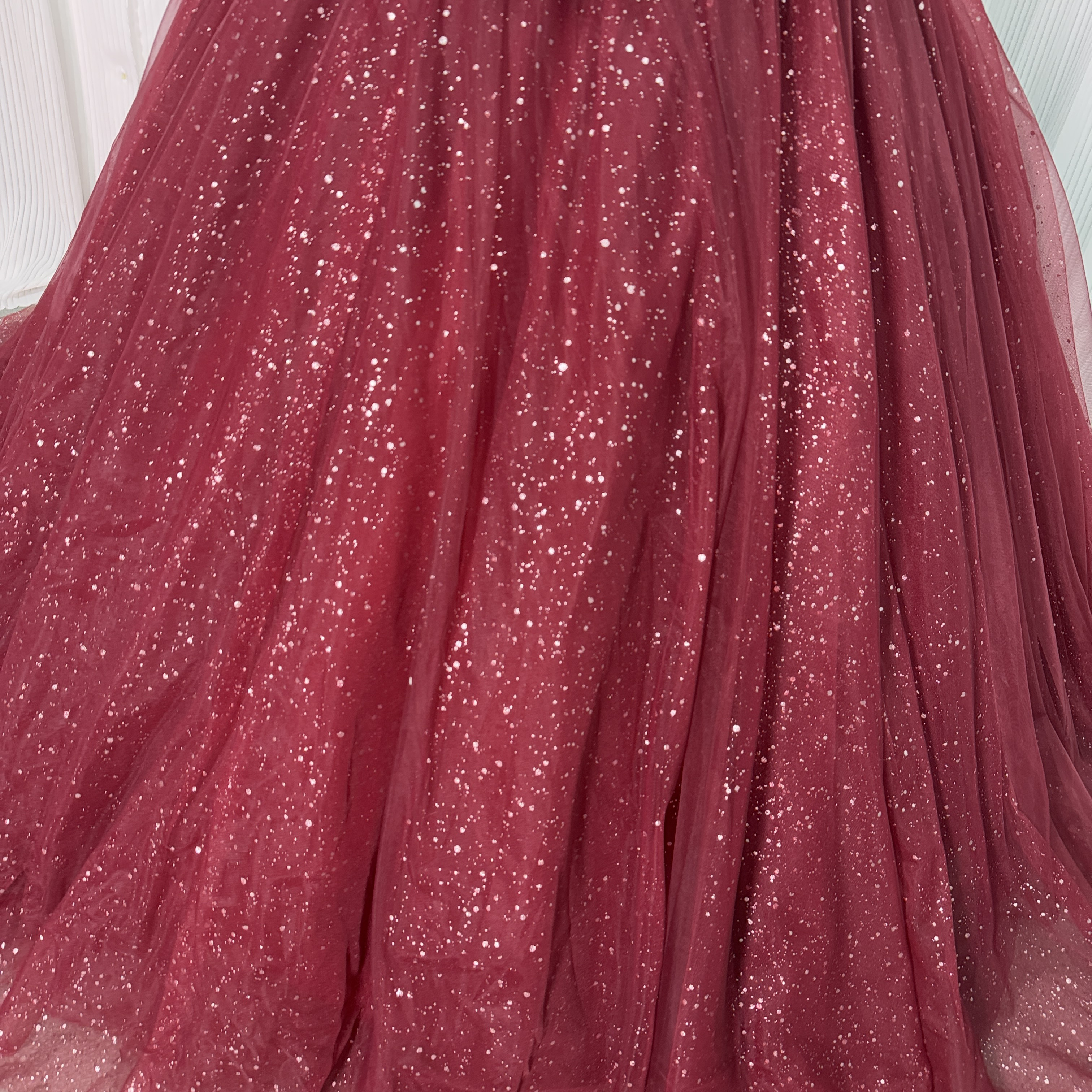 送料無料！カラードレス ワインレッド  ビスチェタイプ キラキラグリッターチュール サッシュベルト ロングトレーン エレ
