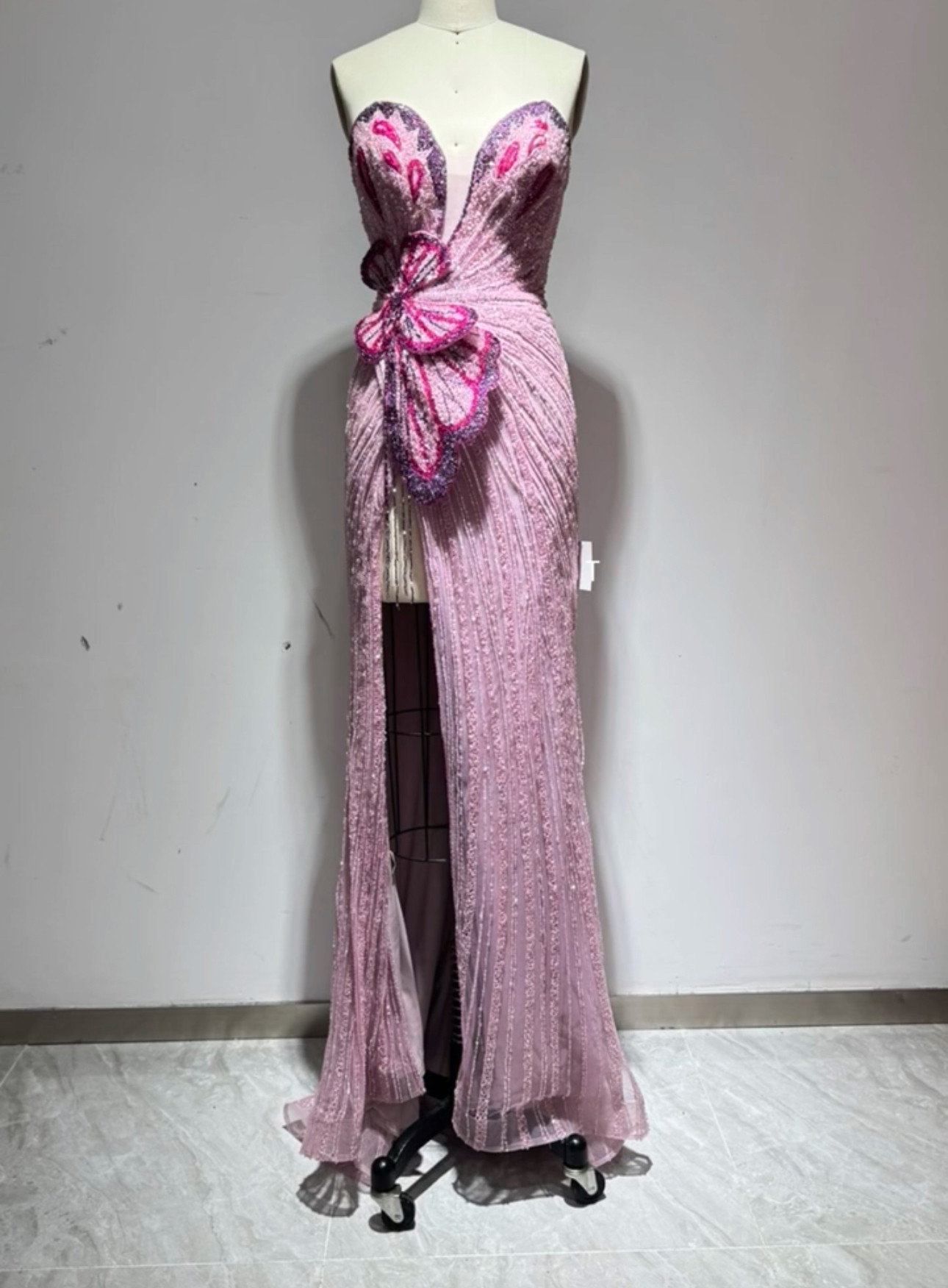 人気上昇　大人可愛い　海外挙式　パーティードレス　前撮り　キラキラグッリター　ストーン　スリット　蝶々マーメイドドレス