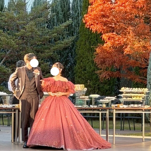 実例写真！カラードレス ワインレッド オフショルダー キラキラ光る刺繍 華やか アンティークなドレス 結婚式