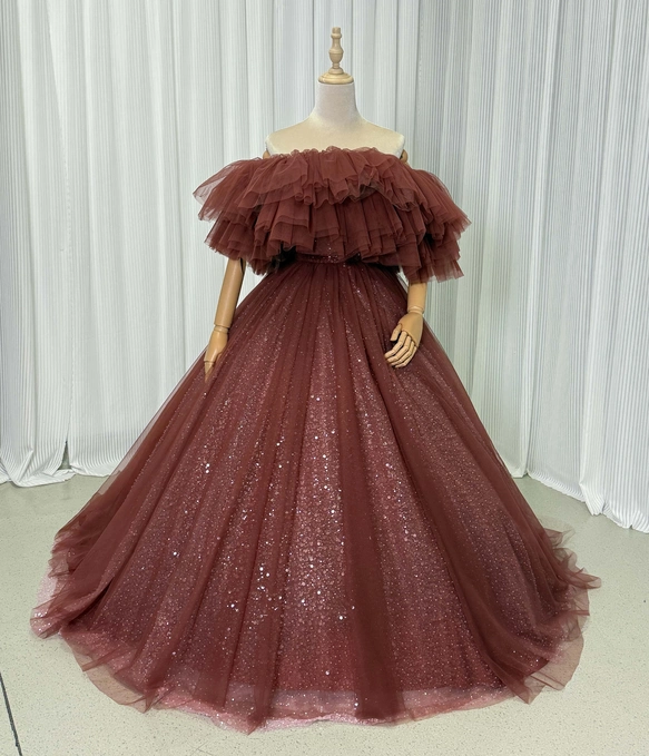 実例写真！カラードレス ワインレッド オフショルダー キラキラ光る刺繍 華やか アンティークなドレス 結婚式