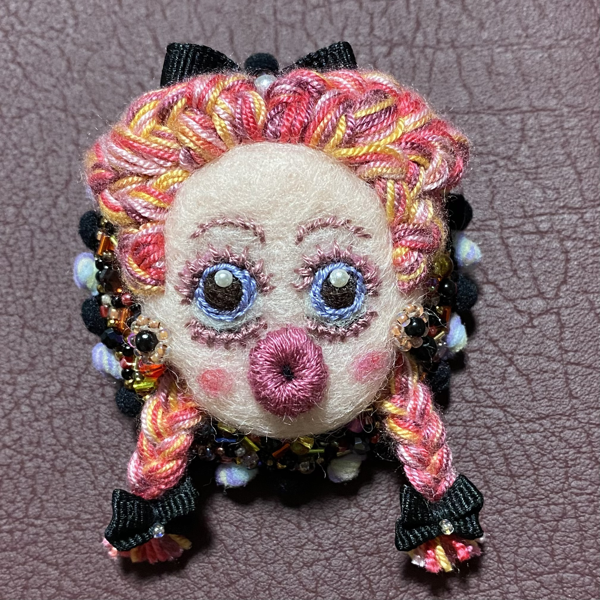 可愛い個性的なブローチ　羊毛フェルト　ビーズ刺繍　魔女っ子