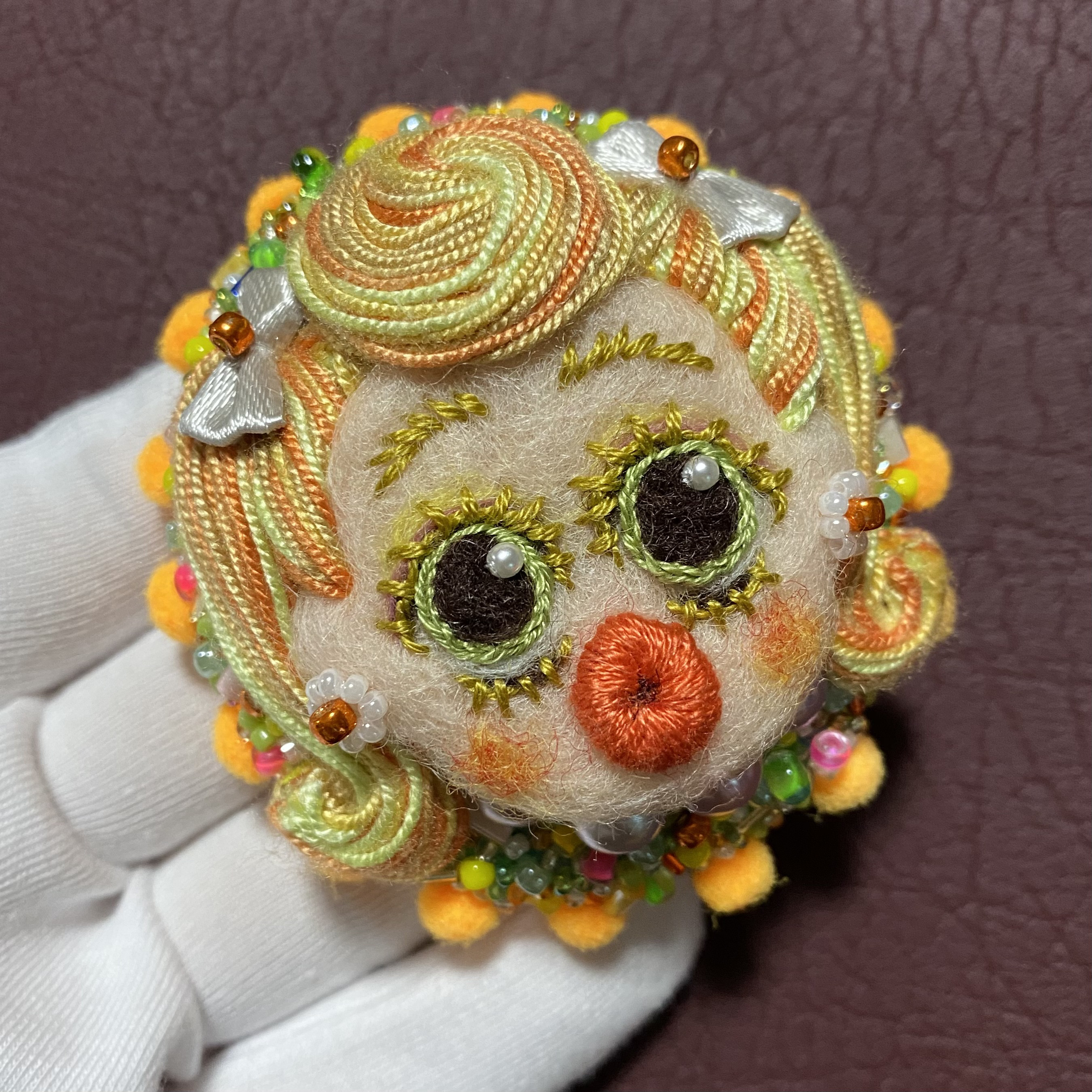 可愛い個性的なブローチ　羊毛フェルト　ビーズ刺繍　ツインテール