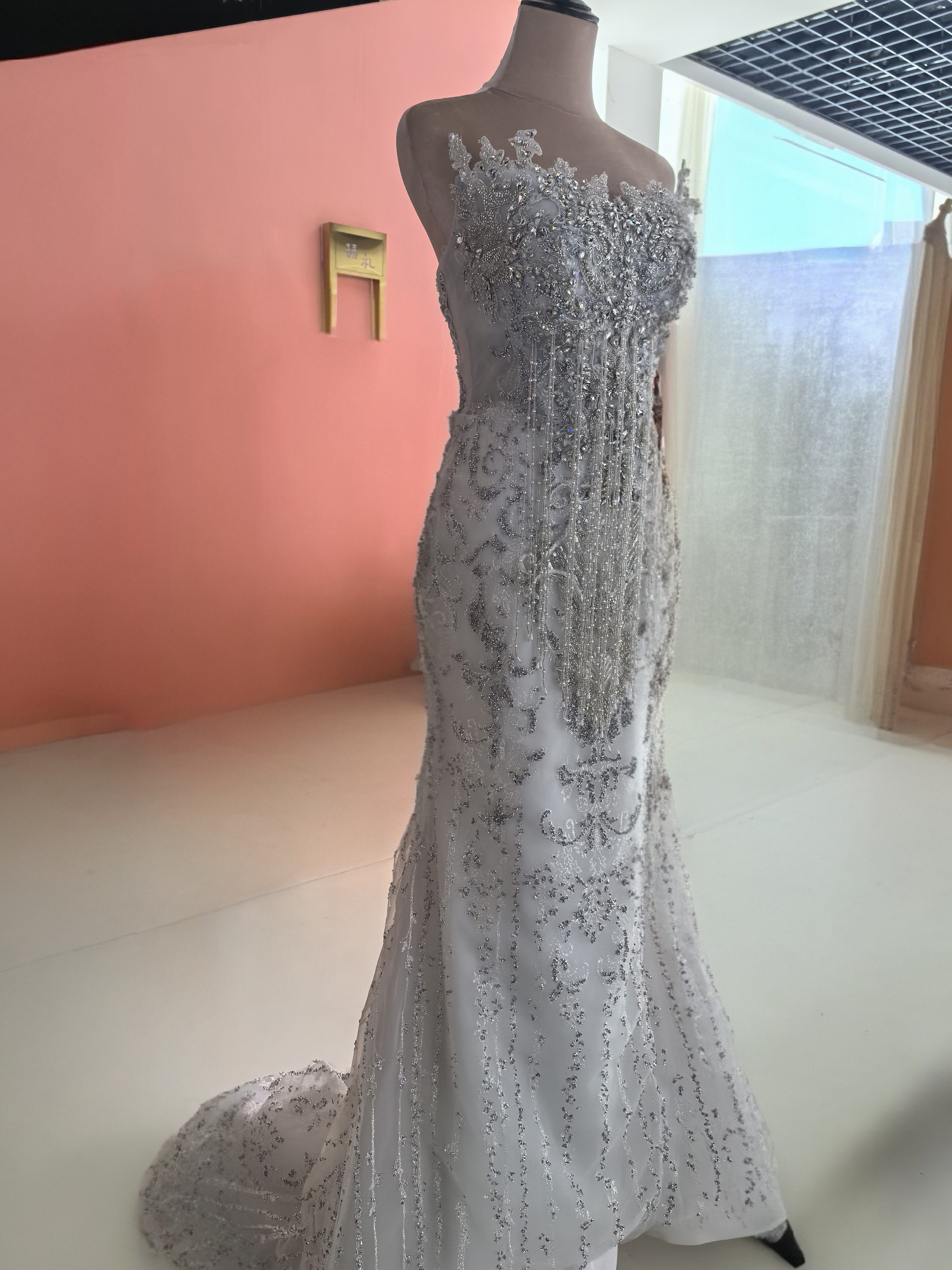 豪華 ウェディングドレス クリスタル キラキラ パール  スパンコール マーメイド おしゃれ上級者に人気結婚式