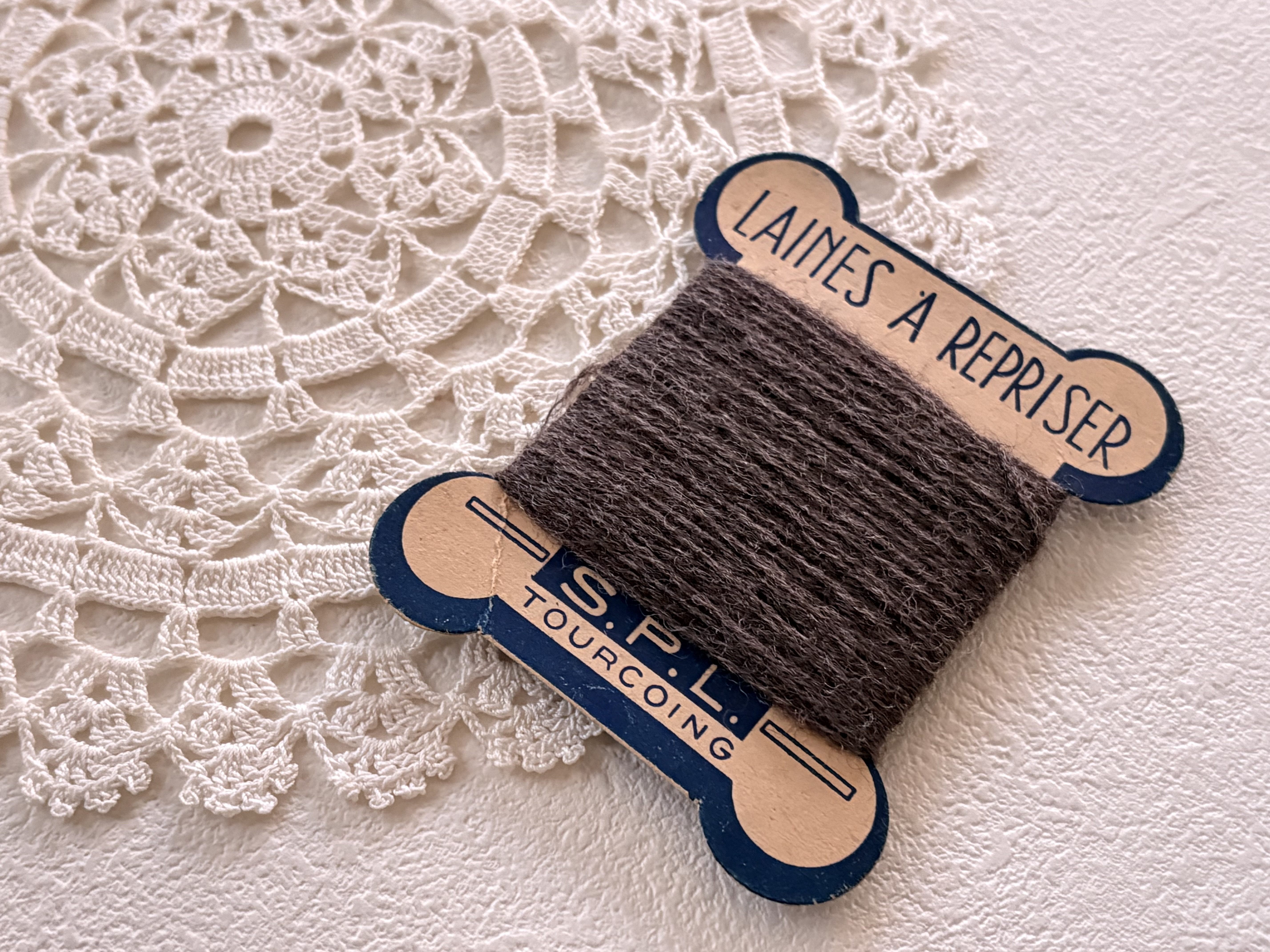 【B－１】９９０ｃｍ　１９世紀フランスアンティーク　未使用　レース　極細シルク糸 フランスアンティーク 糸巻き ウール糸 ブラウン フランス製 手芸小物