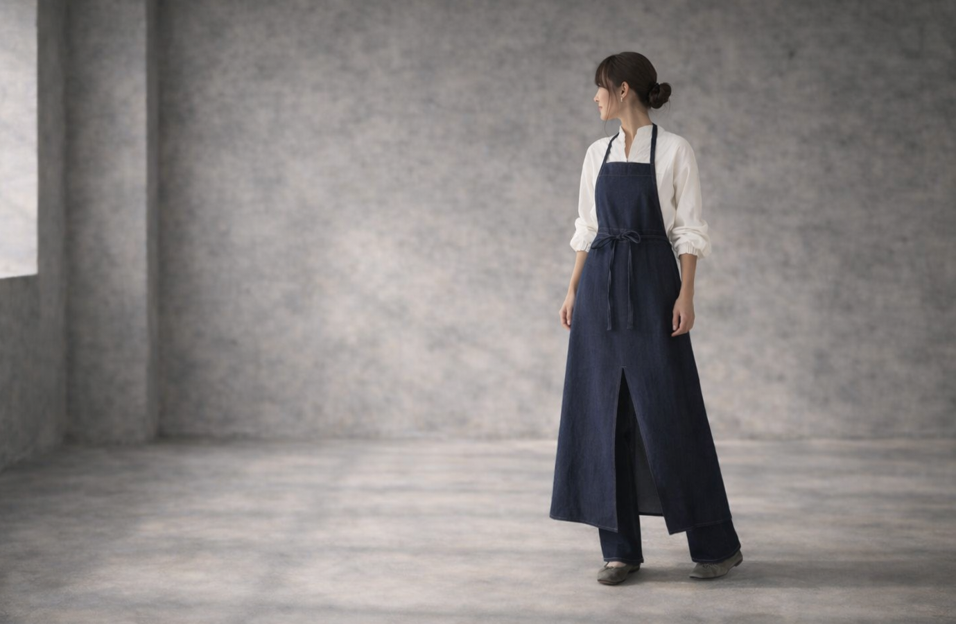 岡山児島デニムで仕立てた、前スリット美シルエットライトオンスソフトデニムエプロンドレス／エプロンワンピース／インディゴ