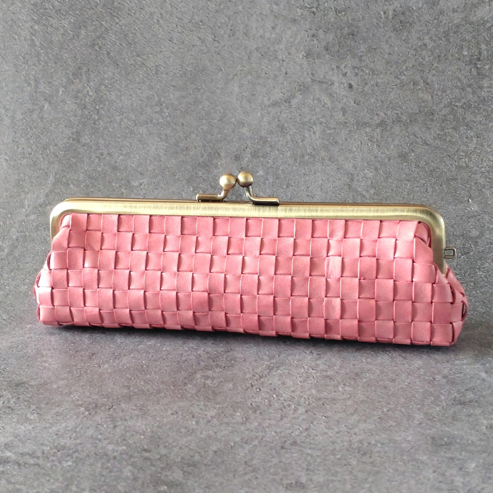 【育てる革】バッグに花が咲く。心ときめくロロマレザーの編み込みがま口ペンケース（コーラル）｜軽量65g