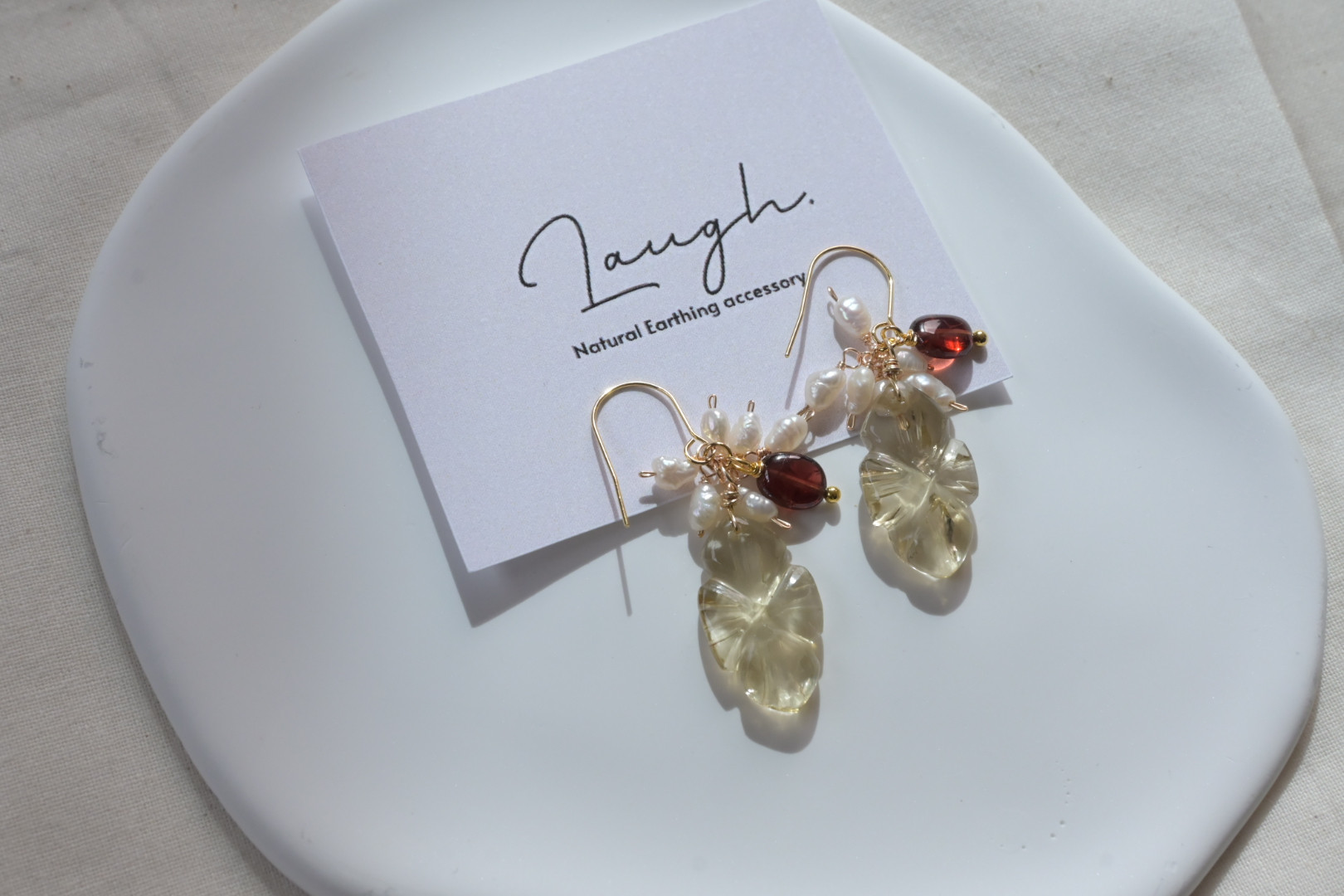 chigiri〜シャンパンクォーツと淡水パールのお花のピアス／イヤリング