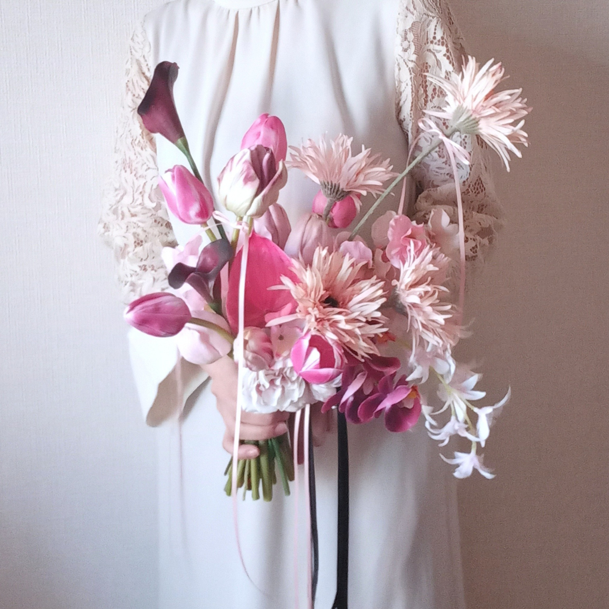 アンティークピンクのガーベラとモーブピンクのチューリップ　ウェディングブーケ　造花　アーティフィシャルフラワー