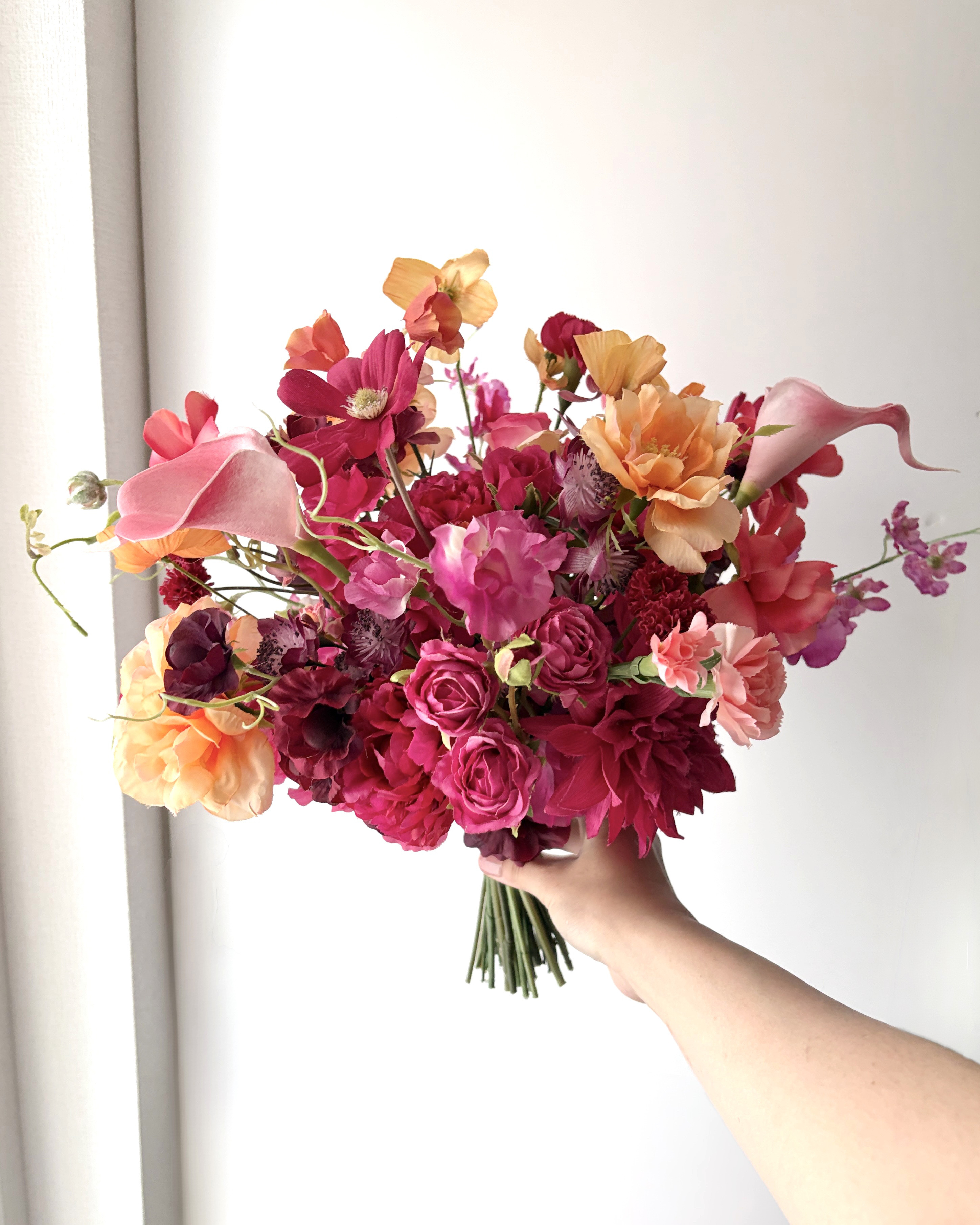 【完成品】華やかマゼンタピンク×オレンジブーケ　アーティフィシャルフラワー　造花　ブートニア付き