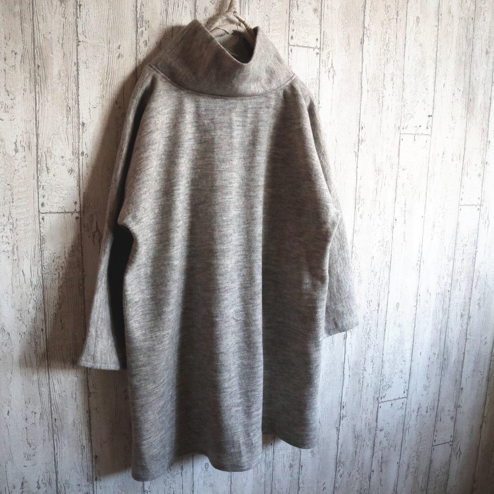 【限定新春セール！】現品のみ３～５Lウール100％　ゆったりドルマン　暖かフレアータートルチュニック【グレーベージュ】