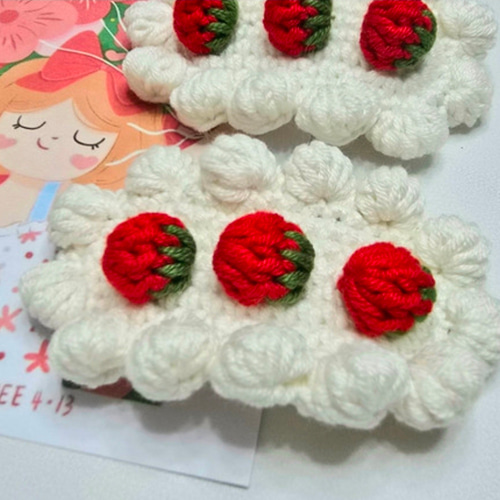 いちごショートケーキ風ふわふわかぎ針編みヘアクリップ／ベビー
