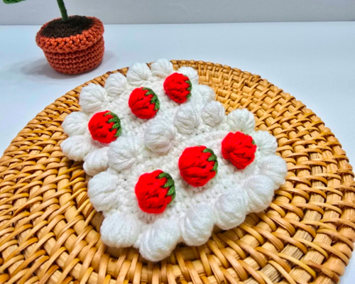 ハンドメイドスタイ　ベビークリップ　ショートケーキ いちごショートケーキ風ふわふわかぎ針編みヘアクリップ／ベビー