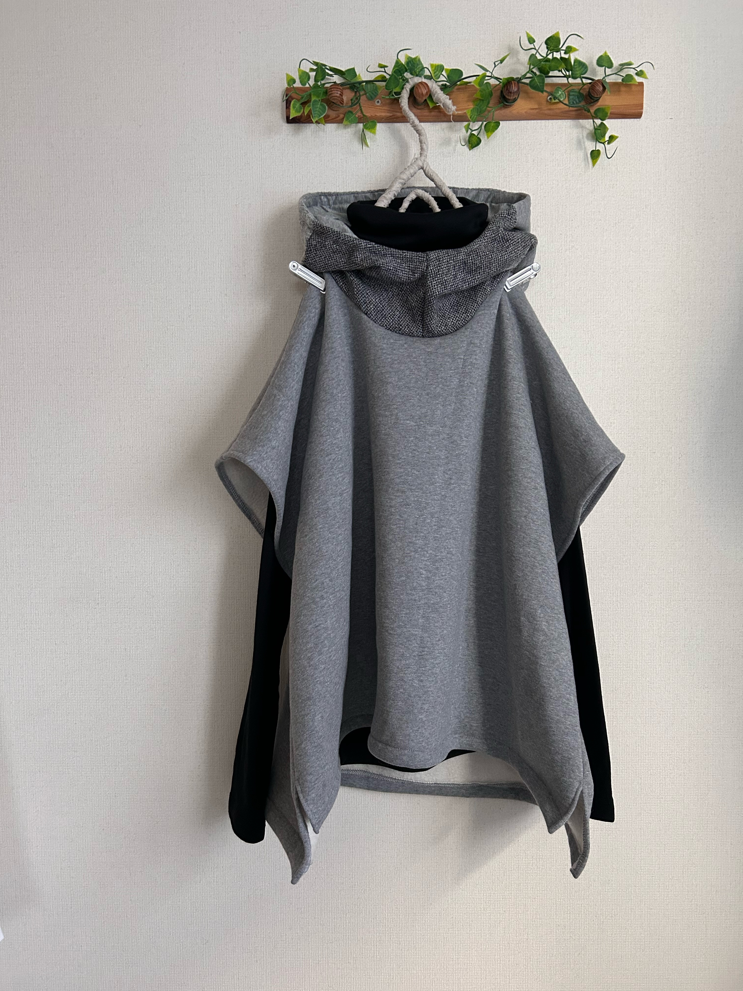 あったかふわふわ裏毛グレーニットパッチフード付きポンチョ