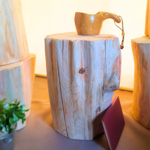 ナチュラルウッドのくり抜きテーブル・スツール 無垢無塗装