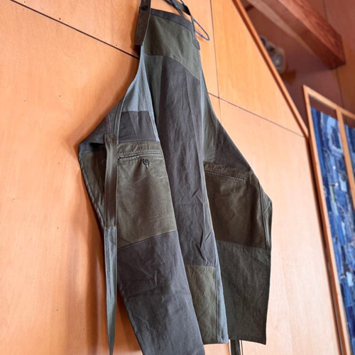 SAYOCAFE「暮らしを楽しむシリーズ」パッチワークエプロン(カーキ