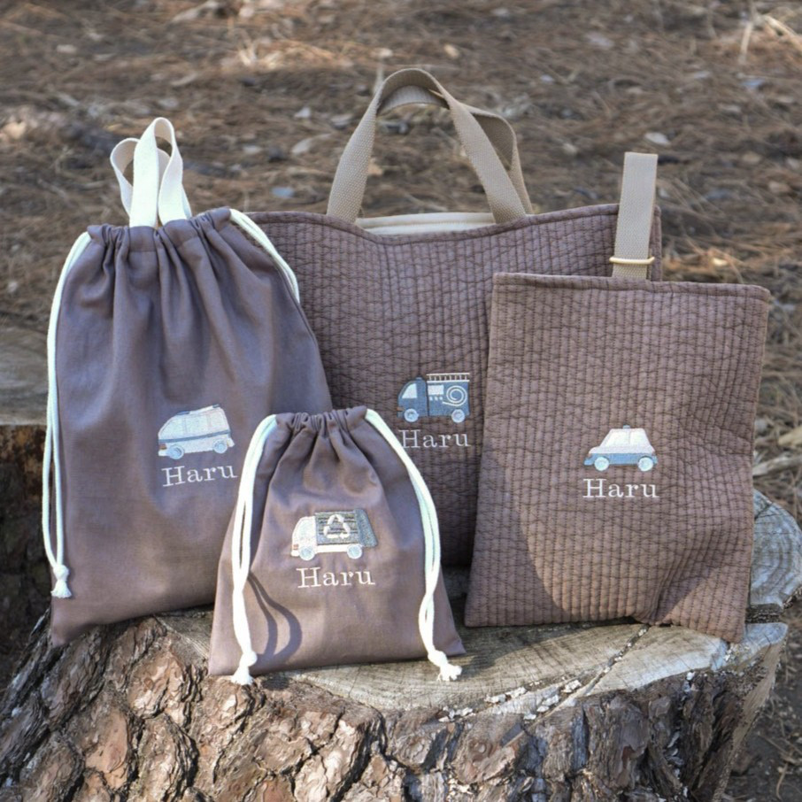 はたらくくるま が主役 お子様だけの名入れができる入園入学セット  トープブラウンヌビ の レッスンバッグなど4点セット