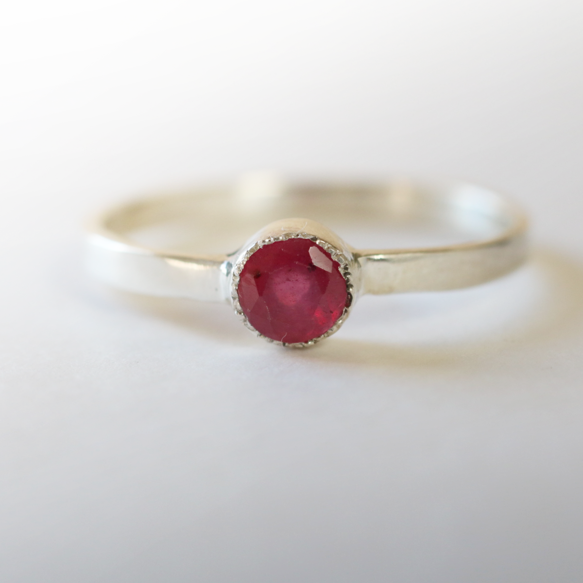 （一点もの・Silver925）一粒ルビーのシルバーリング（4mm・11号）