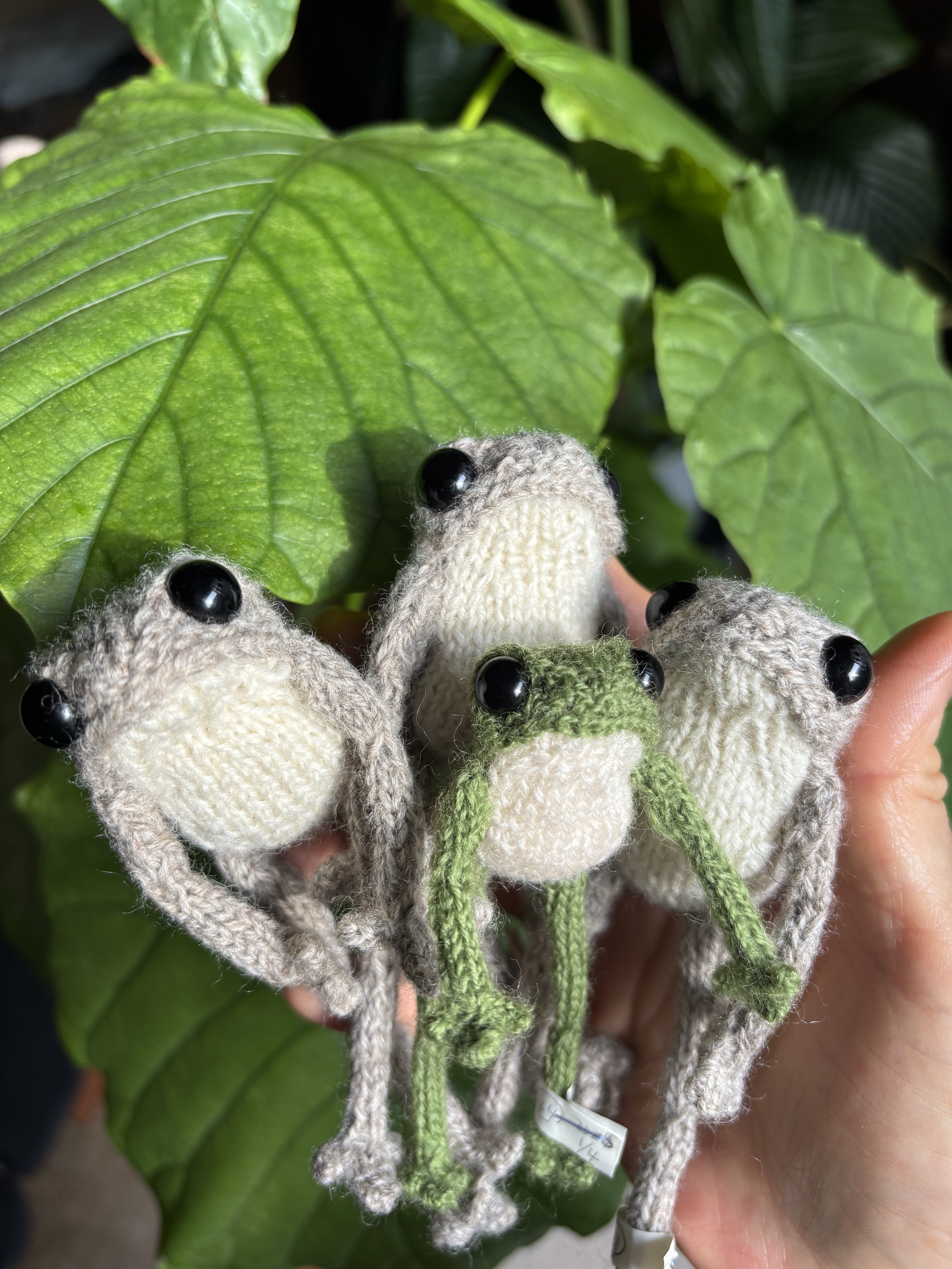 カエルの編みぐるみ✳︎カエルさん本体、セーター、サロペット、靴の4点になります✳︎受注生産