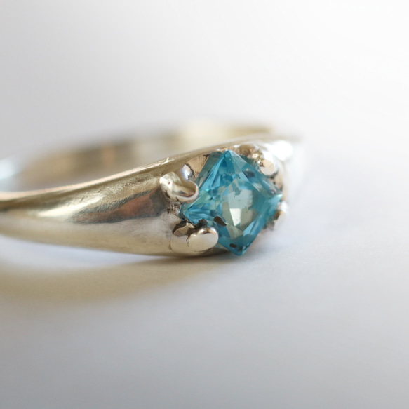 （獨一無二，925銀）公主方形切割藍色托帕石戒指（4毫米，9號） 第5張的照片