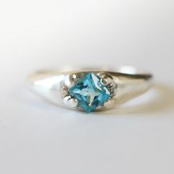 （獨一無二，925銀）公主方形切割藍色托帕石戒指（4毫米，9號） 第1張的照片