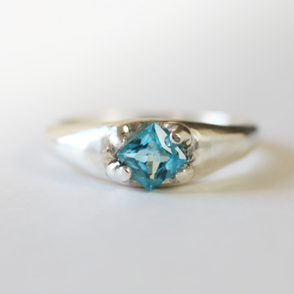 （獨一無二，925銀）公主方形切割藍色托帕石戒指（4毫米，9號） 第1張的照片