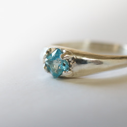 （獨一無二，925銀）公主方形切割藍色托帕石戒指（4毫米，9號） 第2張的照片