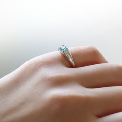 （獨一無二，925銀）公主方形切割藍色托帕石戒指（4毫米，9號） 第3張的照片