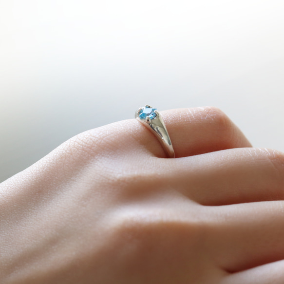 （獨一無二，925銀）公主方形切割藍色托帕石戒指（4毫米，9號） 第3張的照片