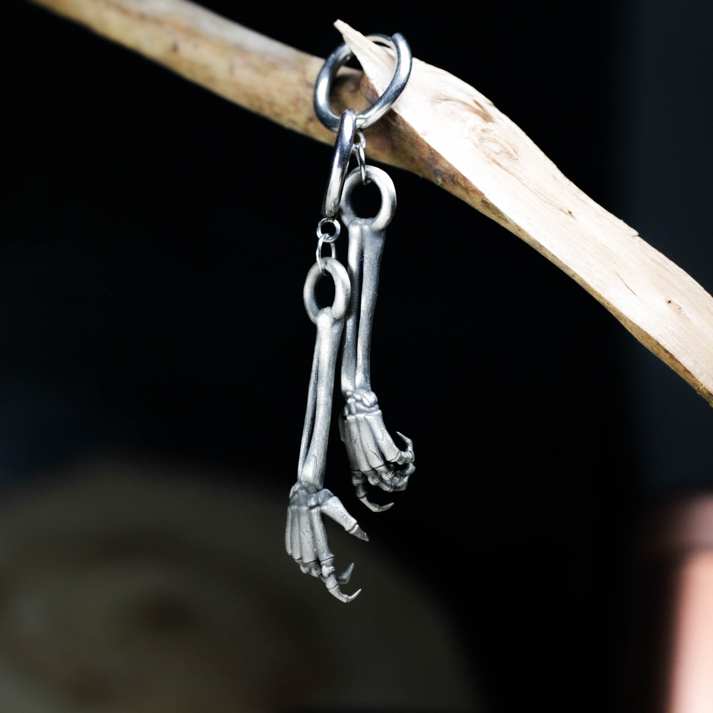ハンドメイドゴシックスケルトンハンドイヤリング：スターリングシルバーのダングルジュエリー