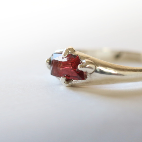 （獨一無二，925銀）紅尖晶石異形切割戒指（7*4毫米，9號） 第2張的照片