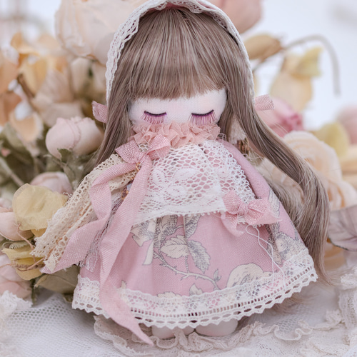 身長約11cmの小さなコットンドール「レヴェリー」リトルミミドール