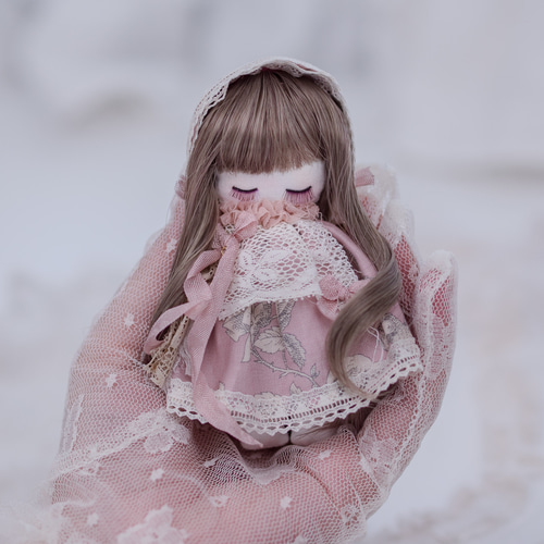 身長約11cmの小さなコットンドール「レヴェリー」リトルミミドール